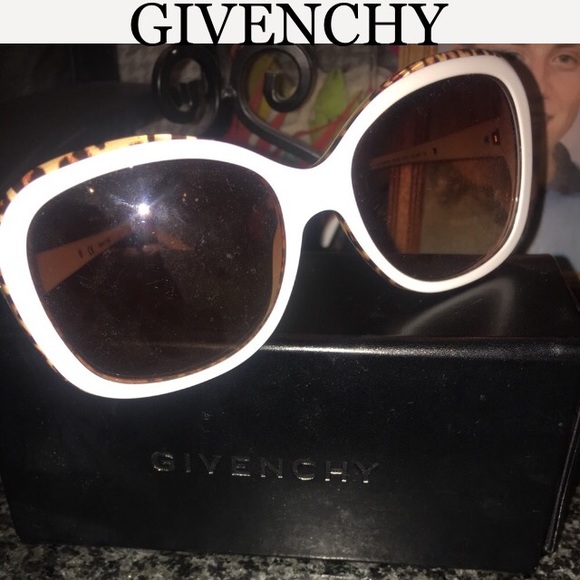 Givenchy Accessories - (HP) GIVENCHY Couture Sunglasses SGV 767 Hostpick!